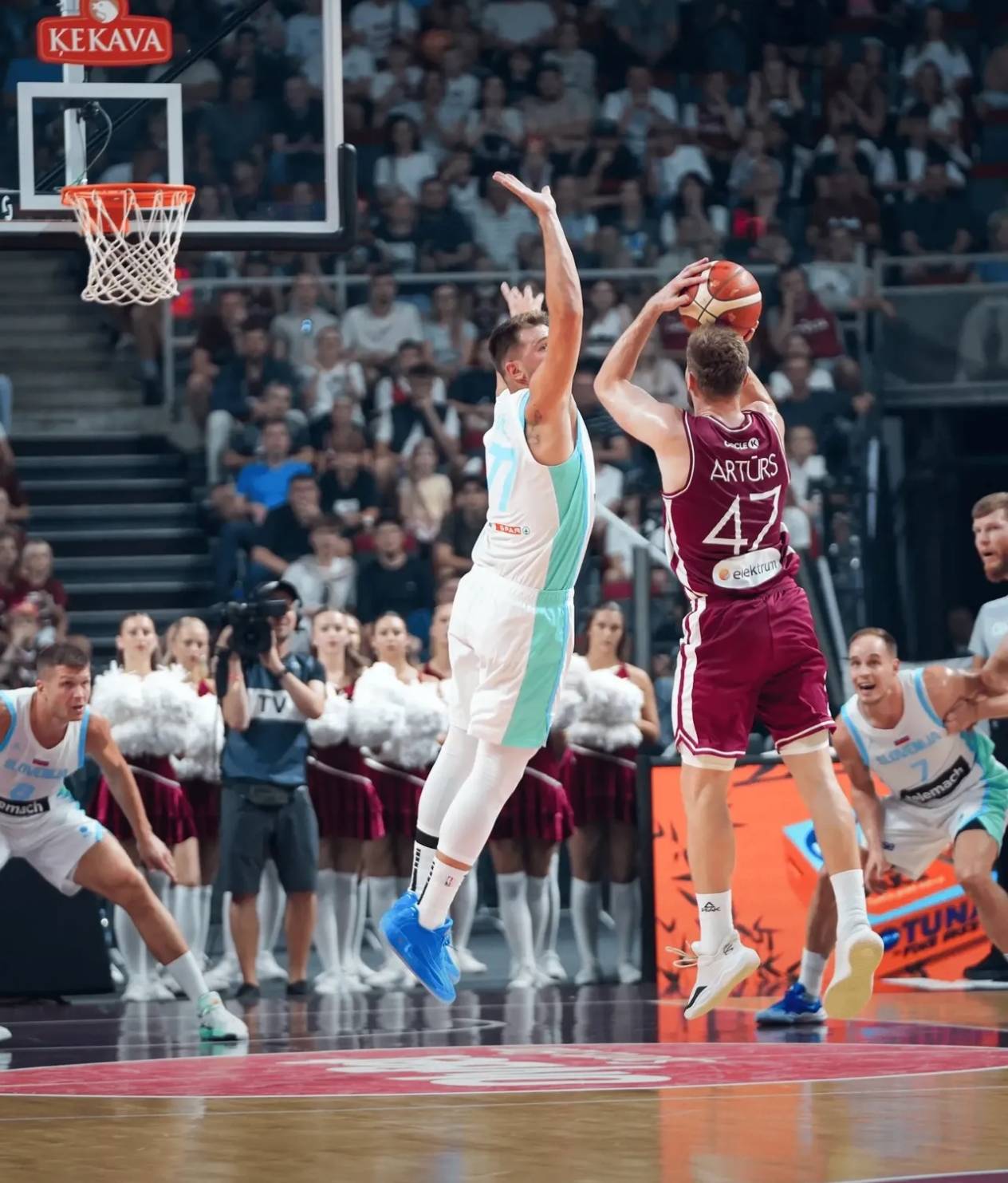 开云体育-巴黎圣日耳曼观众热烈欢呼！，东契奇迎来十赛季出色发挥赛场气氛高涨-开云体育